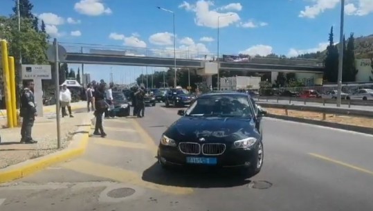 VIDEO/ Me makinë të blinduar, momenti kur Rama mbërrin në stadiumin në Greqi për takimin me emigrantët! Masa të rrepta sigurie