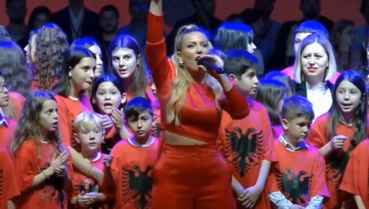 Festë në Athinë, Noizy dhe Era Rusi ‘ndezin’ stadiumin plot me shqiptarë! Atmosferë elektrizuese