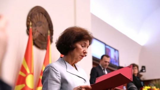 Gordana Silanovska Davkova betohet si presidente e Maqedonisë së Veriut, ambasadorja greke ikën nga ceremonia 