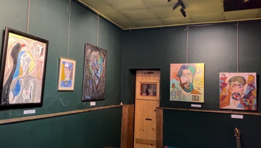 Piktori korçar Thanas Dushku çel ekspozitë ‘Përtej 2’ me 30 piktura! E hapur gjithë Majin në ‘ShpellArt’ në Pogradec