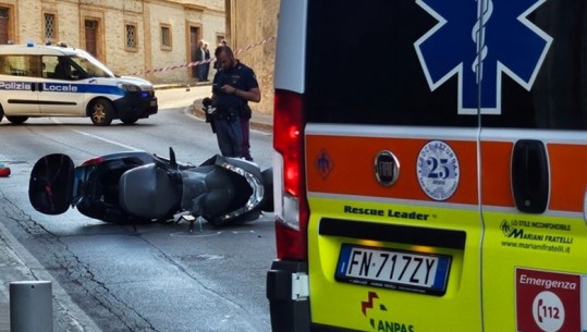 Humbi kontrollin e motorit dhe u përplas me shtyllën, vdes shqiptari në Itali