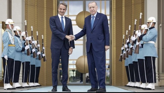 Mitsotakis në Ankara, takohet me presidentin Erdogan