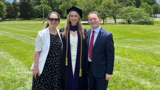 SHBA/ Vajza e Zef Brozit në gjurmët e të atit, diplomohet me rezultatet të larta në juridik: I lumtur që do të punojë në gjykatën e Virxhinias