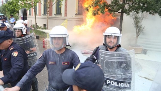 Rithemelimi dhe PL protestë me molotov drejt bashkisë së Tiranës, injorojnë thirrjen e policisë