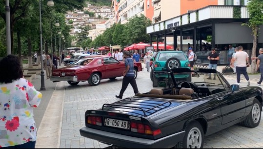 ‘Kodikët e Retros’, parada e makinave të vjetra në Berat
