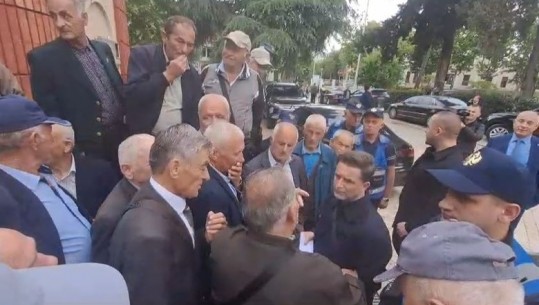 'Marrim pension qesharak', deputeti Erion Braçe takohet me minatorët para selisë së Kuvendit