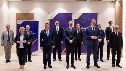 Rama krah Kurtit, fotoja që bëri bashkë 3 kryeministrat shqiptar! I pranishëm edhe Vuçiç