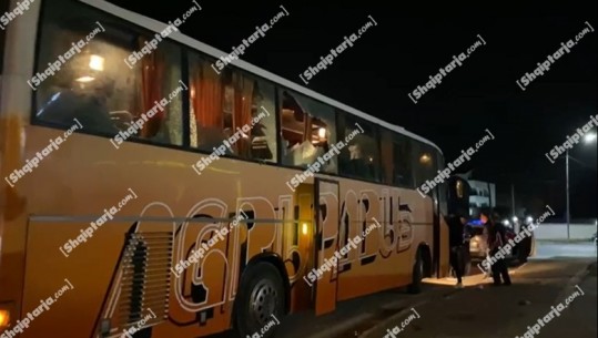 Sulmohen me sende te forta 2 autobusët me tifozë të Skënderbeut, po ktheheshin nga ndeshja me Partizanin! Thyhen xhamat