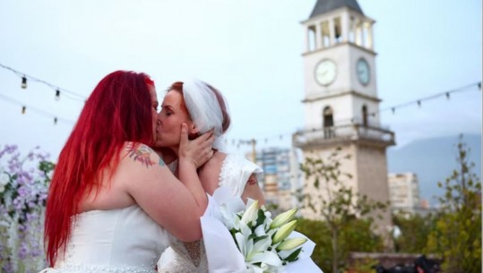 'Reuters': Protestë dashurie, lezbiket shqiptare martohen jozyrtarisht