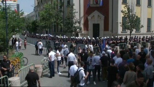 Protesta e Rithemelimi dhe PL, hedhin molotov drejt bashkisë Tiranë! Vetëm një grusht militantësh
