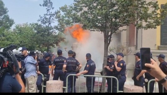 Dhunë edhe në protestën e tetë të Rithemelimit e PL-së, hidhen molotovë drejt bashkisë Tiranë! Mblidhen një grusht militantësh (Video)