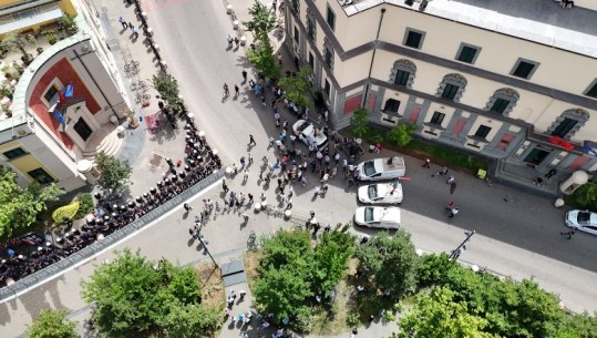 VIDEO/ Dështon protesta e 8-të e Rithemelimit përpara bashkisë së Tiranës, tkurret numri i militantëve! Pamjet me dron