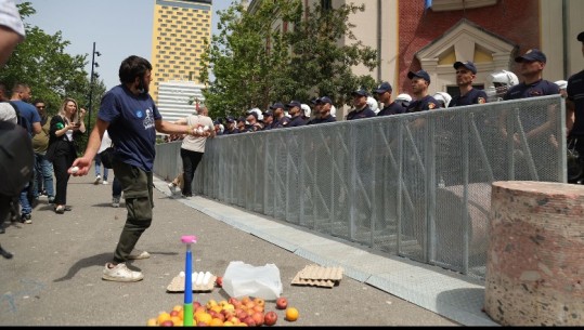 FOTOLAJM/ Qëndrestari i protestave së Rithemelimit para bashkisë Tiranë me 'arsenal' frutash e vezësh