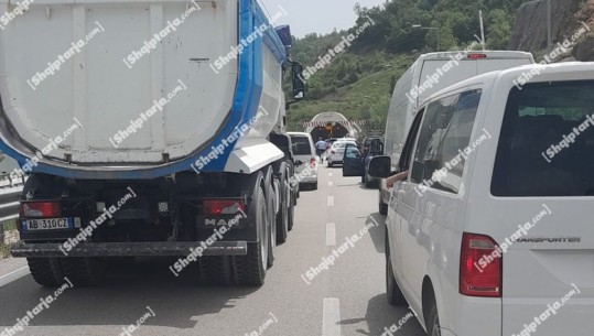 Merr flakë automjeti në tunel e Krrabës, bllokohet qarkullimi Tiranë- Elbasan