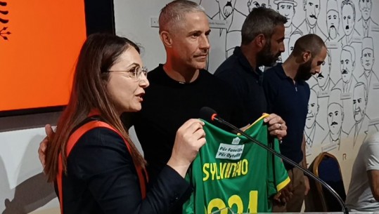 Nga Sao Paolo në Lushnjë, Sylvinho dhe ndihmësit e tij pajisen me pasaportën shqiptare! Pjesë e ceremonisë Balla dhe Sefa