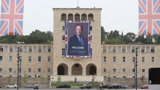 ‘Welcome Lord Cameron!’ Tirana bëhet gati të presë  sekretarin e Jashtëm të Britanisë së Madhe (FOTO)