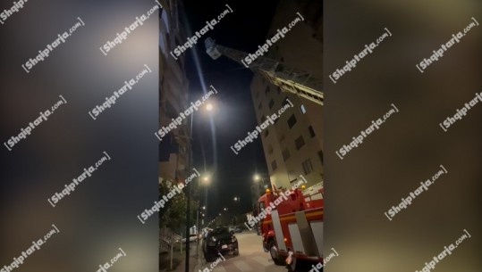 VIDEOLAJM/ Njoftimi që ‘alarmoi’ zjarrfikëset e Fierit, futen në apartament me shkallë emergjence
