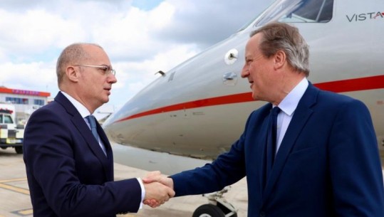 Sekretari i Jashtëm britanik Cameron mbërrin në Shqipëri, pritet në Rinas nga ministri Hasani