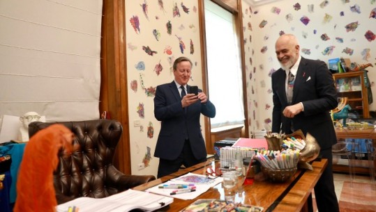 Rama e pret në zyrë, pikturat e kryeministrit ‘vjedhin’ vëmendjen e sekretarit të Jashtëm britanik