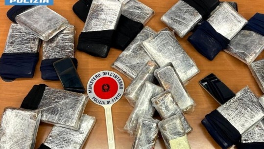 Nga Shqipëria 26 kg kokainë e heroinë me autobus në Milano, arrestohen 2 shqiptarë, 1 italian (FOTO)
