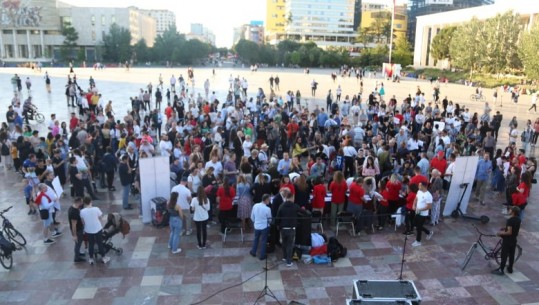 Surrogacia dhe 'martesa' tek tarraca e bashkisë/ Qytetarët marshim në Tiranë, firmosin peticion: Familja dhe jeta po kërcënohen