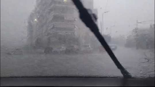 Tirana përfshihet nga reshje të dendura shiu dhe breshëri! IGJEUM: S'ka rrezik për pëmbytje