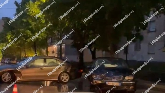 Përplasen dy makina në Korçë, plagoset një grua