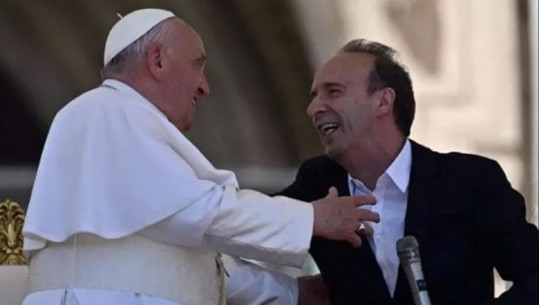 Itali, Papa Françesku kremton Ditën Botërore të Fëmijëve! Aktori Roberto Benigni 'thyen rregullat' puth Atin e Shenjtë