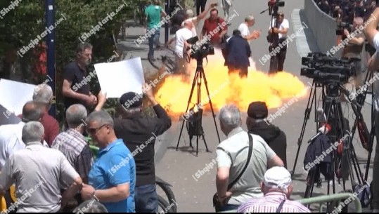 Momente paniku te protesta para bashkisë së Tiranës! Militantët e Rithemelimit hedhin molotov mes qytetarëve e gazetarëve! Vrapojnë të tmerruar, iu rrezikua jeta (VIDEO+ FOTO)
