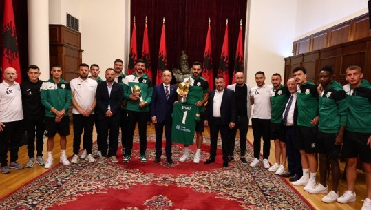 Presidenti Begaj pret futbollistët e Egnatias: Fitore e merituar! Lojtarët i dhurojnë fanellë me emrin e tij