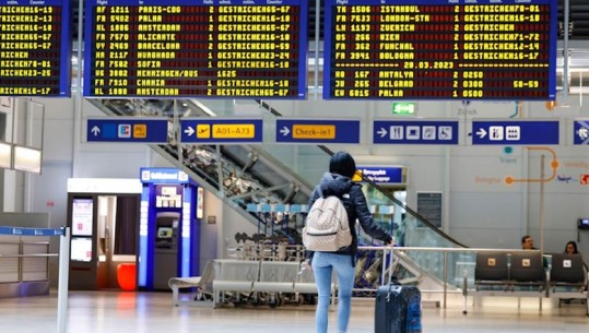 Ngatërresa në fluturim/ 83-vjeçarja zbret gabimisht në aeroportin e Tiranës, duhej të zbriste në Athinë ku e priste i biri
