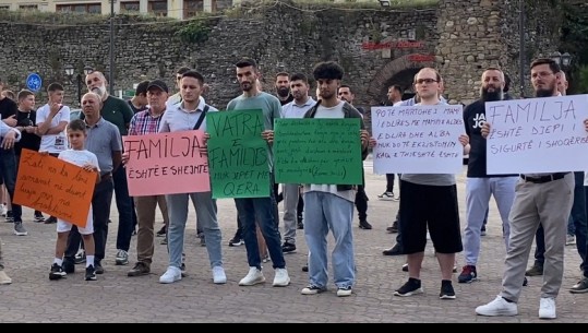 ‘Familja është e shenjtë!’ Myslimanët dhe shoqëria civile protestë në Elbasan: Ndaloni projektligjin për nënat surrogate!