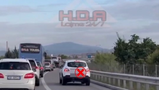Shkelën rregullat e qarkullimit rrugor në dalje të autostradës Tiranë-Elbasan, policia gjobit 11 automjete (VIDEO)