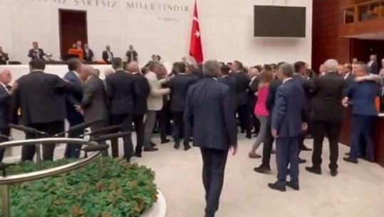 Turqi/ Deputetët përplasen me njëri tjetrin në Parlament (VIDEO)