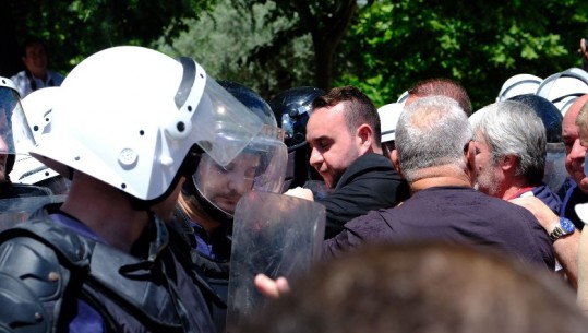 Protesta jashtë Kuvendit, Klevis Balliu dhe militantët e Berishës përplasje të dhunshme me policinë