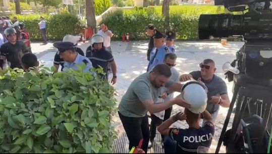 VIDEOLAJM/ Protesta para Kuvendit/ Një polic ndihet keq, kolegët e ndihmojnë, i heqin skanfandën, i blejnë dhe ujë