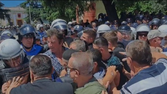 Sali Lushaj, 'besniku' i Berishës prin përplasjen e militantëve me policinë në protestën para Kuvendit 