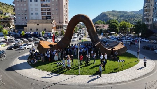 Vendoset në hyrje të Shkodrës skulptura gjigande ‘çelësi shqiptar’, vepër e artistit Alfred Mirashi 