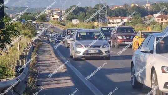 Të gjithë drejt plazhit, radhë dhe trafik i ngarkuar në Durrës (VIDEO)