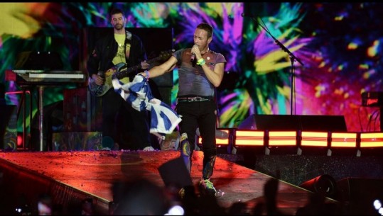 Koncerti mbresëlënës i Coldplay në Athinë, 60 mijë spektatorë shijojnë performancën e grupit