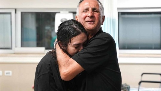Noa, fytyra simbolike e pengjeve të 7 tetorit në Izrael kthehet në shtëpi! Historia dhe takimi pas 8 muajsh me nënën e sëmurë me kancer (VIDEO)