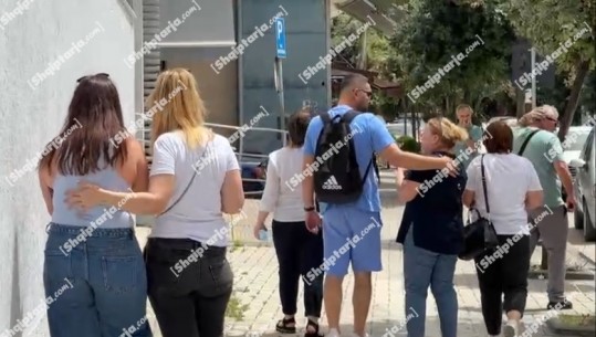 'Mos u mërzit zemër e nënës'/ Familjarët mes lotësh në dyert e gjykatës, dy punonjësit e hotel ‘Greccia’ lihen në burg