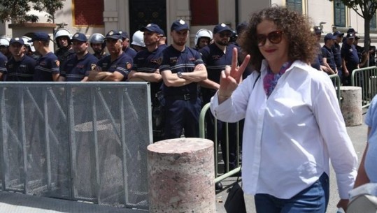 FOTO/ Protesta para bashkisë, Argitën e lënë vetëm! Klevis Balliu vesh bluzën e Sali Berishës përplaset me policinë për të   