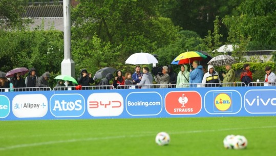 Euro 2024/ Kombëtarja zhvillon stërvitjen e dytë në Dortmund, tifozët sfidojnë shiun dhe ndjekin kuqezinjtë