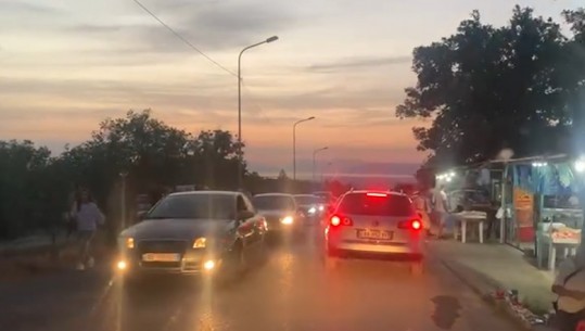 Dyndje qytetarësh drejt kishës së Shna Ndout, ‘bllokohet’ Laçi, radhë kilometrike automjetesh