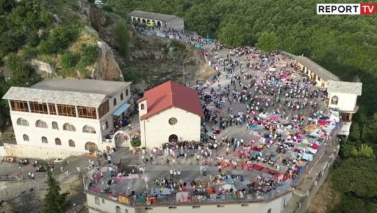 Pamje me dron/ Mijëra pelegrinë në Kishën e Laçit për festën e Shna Ndout 