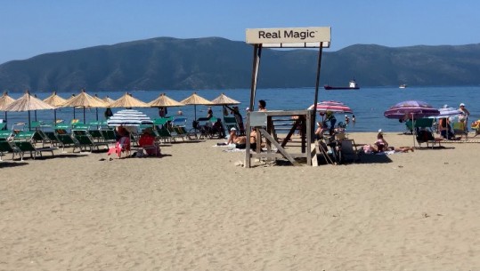 Sezoni i ri nis me ‘halle’ të vjetra! Në Vlorë, privatët ngulin çadrat në plazhin publik! Kullat janë bosh, mungojnë vrojtuesit!