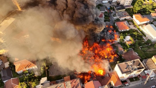 Shkodër/ Zjarri përpin disa banesa tek tregu i rrobave të përdorura! 21 mjete zjarrfikëse ‘luftë’ me flakët prej 4 orësh! Vatra drejt shuarjes! 2 zjarrfikës dhe një e moshuar në spital (VIDEO+ FOTO)