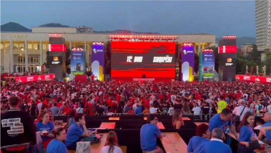 Tejmbushet ‘Fan Zone’ në sheshin Skënderbej, qindra tifozë shqiptarë ndjekin ndeshjen