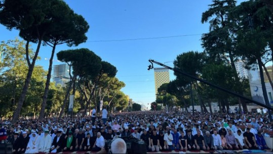 Sot Kurban Bajrami, besimtarët falin namazin në bulevardin 'Dëshmorët e Kombit'